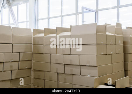 Werkhalle für die Herstellung von Karton für die Verpackung Stockfoto, Bild: 164833092 - Alamy