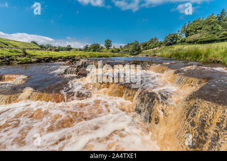 Cascade auf Sleightholme Beck, in der Nähe von Bowes, Teesdale, Großbritannien Stockfoto