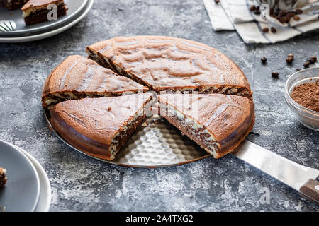 Schokolade Vanille Zebra Pie. Süßes Gebäck. Einfache hausgemachte Speisen. Stockfoto