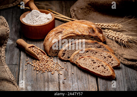 Frisch gebackene traditionelle Brot auf hölzernen Tisch. Stockfoto