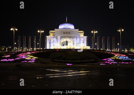 Nacht Presidential Palace Gate und bunte Brunnen in Abu Dhabi, Vereinigte Arabische Emirate. Stockfoto