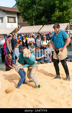 Savognin, GR/Schweiz, 12. Oktober, 2019: Kinder genießen einen Anfall von Schweizer wrestling während eines Workshops Stockfoto