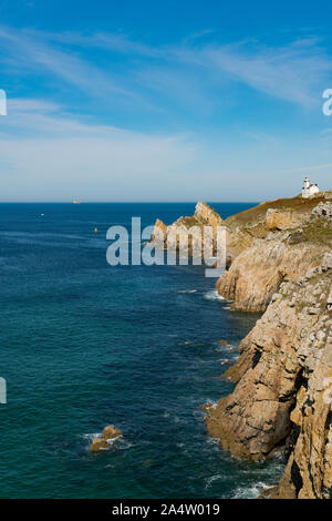 Curbonn, Finistere/Frankreich - 23. August 2019: Die toulinguet Leuchtturm auf den schroffen felsigen Küste der westlichen Bretagne Stockfoto