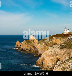 Curbonn, Finistere/Frankreich - 23. August 2019: Die toulinguet Leuchtturm auf den schroffen felsigen Küste der westlichen Bretagne Stockfoto