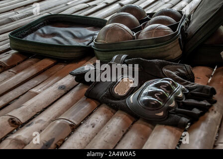 Beutel mit Kugeln und Handschuh für Petanque Spiel (Les Ponts de ce, Maine et Loire). Stockfoto