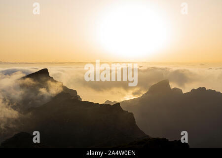 Clouds rolling bei Sonnenuntergang über dem Guerge Ridge im Teno Masif, von der Degollada de Cherfe, Masca, Teneriffa, Kanarische Inseln, Spanien gesehen Stockfoto