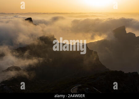 Clouds rolling bei Sonnenuntergang über dem Guerge Ridge im Teno Masif, von der Degollada de Cherfe, Masca, Teneriffa, Kanarische Inseln, Spanien gesehen Stockfoto