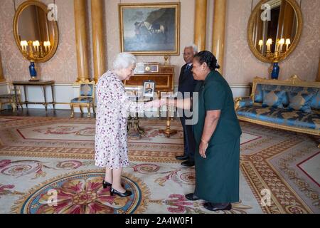 Königin Elizabeth II. empfängt den Generalgouverneur der Salomon-inseln, David Vunagi, und Frau Vunagi während einer Privataudienz am Buckingham Palace, London. PA-Foto. Bild Datum: Mittwoch, den 16. Oktober 2019. Siehe PA Geschichte Royal Queen. Photo Credit: Victoria Jones/PA-Kabel Stockfoto