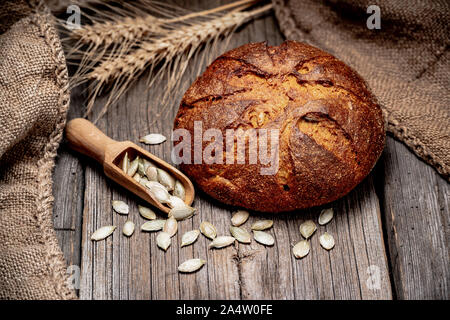 Kürbis Brot. Frisch gebackene traditionelle Brot auf hölzernen Tisch. Stockfoto