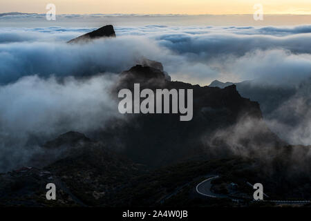 Clouds rolling bei Sonnenuntergang über dem Guerge Ridge im Teno Masif, von der Degollada de Cherfe, Masca, Teneriffa, Kanarische Inseln, Spanien gesehen Stockfoto