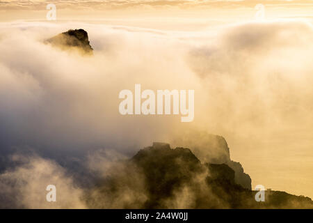 Clouds rolling bei Sonnenuntergang über dem Guerge Ridge im Teno Masif, von der Degollada de Cherfe, Masca, Teneriffa, Kanarische Inseln, Spanien gesehen Stockfoto