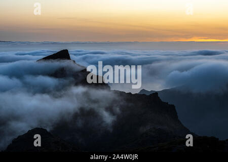 Clouds rolling bei Sonnenuntergang über dem Guerge Ridge im Teno Masif, von der Degollada de Cherfe, Masca, Teneriffa, Kanarische Inseln, Spanien gesehen Stockfoto