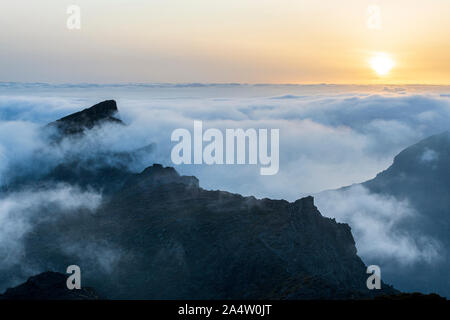 Clouds rolling bei Sonnenuntergang über dem Guerge Ridge im Teno Masif, von der Degollada de Cherfe, Masca, Teneriffa, Kanarische Inseln, Spanien gesehen Stockfoto