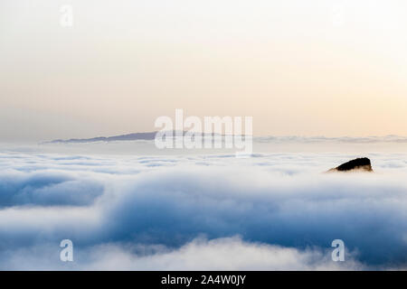 Clouds rolling bei Sonnenuntergang über dem Guerge Ridge im Teno Masif, von der Degollada de Cherfe, Masca, Teneriffa, Kanarische Inseln, Spanien gesehen Stockfoto