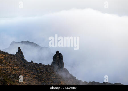 Clouds rolling bei Sonnenuntergang über dem Guerge Ridge im Teno Masif, von der Degollada de Cherfe, Masca, Teneriffa, Kanarische Inseln, Spanien gesehen Stockfoto