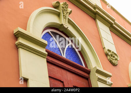 Blaues Glas leadlights über eine Tür in einem Haus in Guia de Isora, Teneriffa, Kanarische Inseln, Spanien Stockfoto