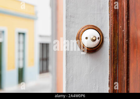 Alte Keramik Klingeltaster Taste durch eine Tür in einem Haus in Guia de Isora, Teneriffa, Kanarische Inseln, Spanien Stockfoto