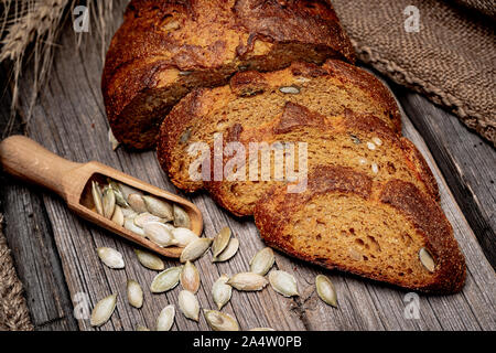 Kürbis Brot. Frisch gebackene traditionelle Brot auf hölzernen Tisch. Stockfoto