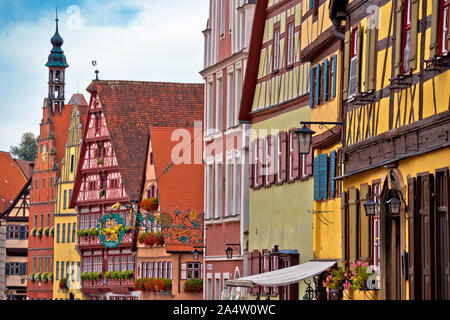 Bunte deutsche Fassaden der historischen Altstadt von Dinkelsbühl, Romantische Straße von Bayern Region in Deutschland Stockfoto