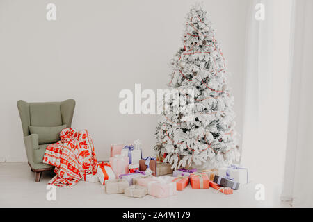 Einrichtung mit weißen Weihnachtsbaum für das neue Jahr mit Geschenken für den Urlaub Stockfoto