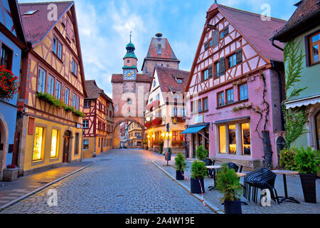 Straße mit Kopfsteinpflaster der Altstadt von Rothenburg o.d. Tauber dawn Aussicht, Romantische Straße von Bayern Region in Deutschland Stockfoto