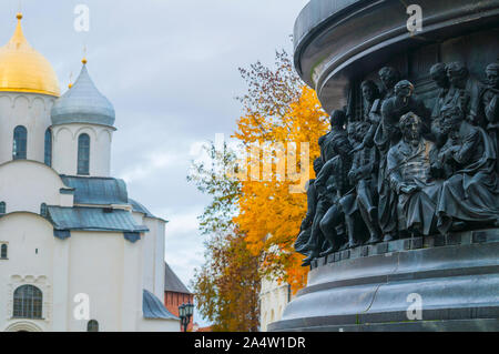 Weliki Nowgorod Russland - 11. Oktober 2019. Skulpturen am Denkmal Millennium Russlands in Weliki Nowgorod, Russland. St. Sophia Kathedrale an der Rückseite Stockfoto