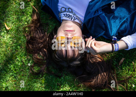 Junge Modell, im Gras liegend, Mode portrait Stockfoto