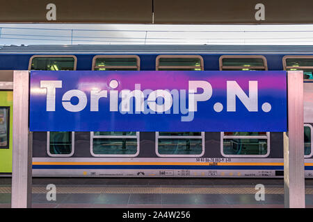 Zeichen auf der Plattform von Torino Porta Nuova Bahnhof, der Hauptbahnhof staion in der Stadt Turin, Italien Stockfoto