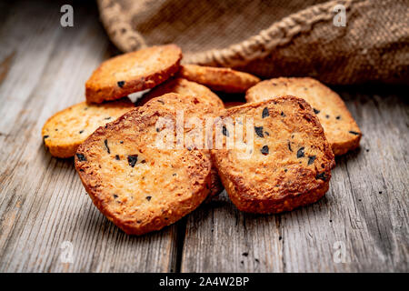 Gesalzene knusprige Cracker mit Sesam und Sonnenblumenkerne Stockfoto