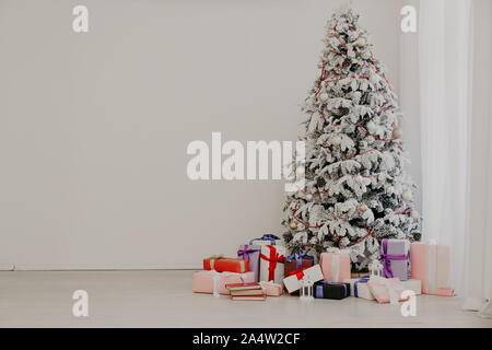 Weihnachtsbaum mit Geschenken im weißen Zimmer im neuen Jahr Santa Stockfoto