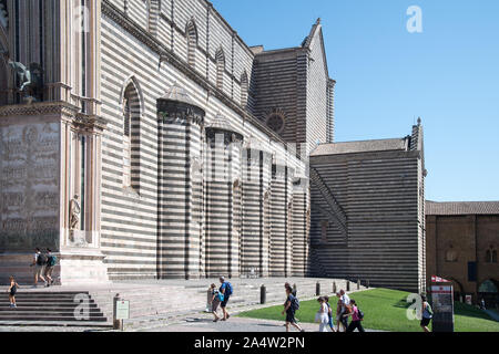 Italienische gotischen Kathedrale Santa Maria Assunta (Kathedrale der Himmelfahrt der Jungfrau Maria) im historischen Zentrum von Orvieto, Umbrien, Italien. Au Stockfoto