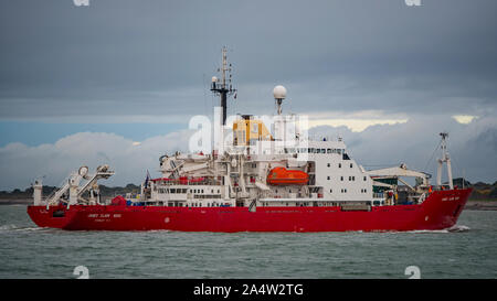 Die British Antarctic Survey wissenschaftliche Forschung Schiff RRS James Clark Ross in Portsmouth, Großbritannien ankommen Auf 16/10/19 (am) für einen kurzen Logistik stoppen. Stockfoto