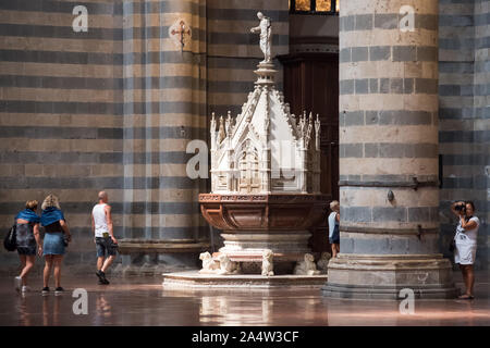 Gotische Taufbecken aus Marmor mit Löwen der italienischen gotischen Kathedrale Santa Maria Assunta (Kathedrale der Himmelfahrt der Jungfrau Maria) in Hi Stockfoto