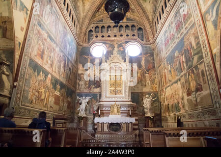 Im Gotischen aedicule-förmige Wohnung auf dem Altar von Cappella Del Corporale (Kapelle des Corporal) der italienischen gotischen Kathedrale Santa Maria Assun Stockfoto