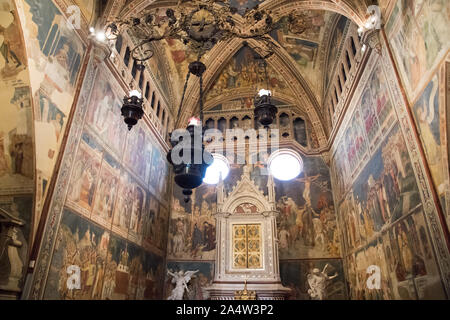 Im Gotischen aedicule-förmige Wohnung auf dem Altar von Cappella Del Corporale (Kapelle des Corporal) der italienischen gotischen Kathedrale Santa Maria Assun Stockfoto