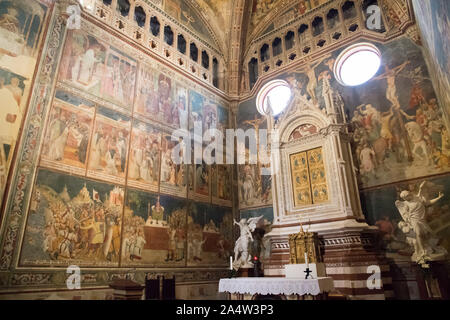 Im Gotischen aedicule-förmige Wohnung auf dem Altar von Cappella Del Corporale (Kapelle des Corporal) der italienischen gotischen Kathedrale Santa Maria Assun Stockfoto