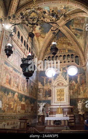 Im Gotischen aedicule-förmige Wohnung auf dem Altar von Cappella Del Corporale (Kapelle des Corporal) der italienischen gotischen Kathedrale Santa Maria Assun Stockfoto