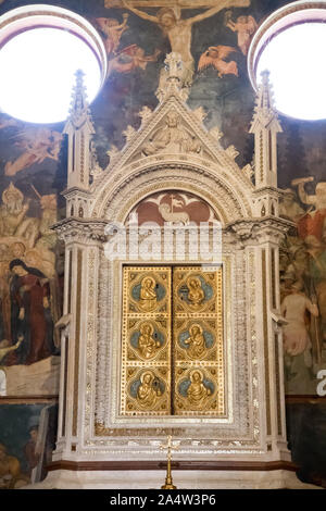 Im Gotischen aedicule-förmige Wohnung auf dem Altar von Cappella Del Corporale (Kapelle des Corporal) der italienischen gotischen Kathedrale Santa Maria Assun Stockfoto