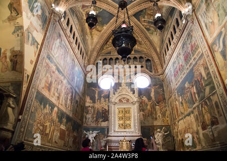 Im Gotischen aedicule-förmige Wohnung auf dem Altar von Cappella Del Corporale (Kapelle des Corporal) der italienischen gotischen Kathedrale Santa Maria Assun Stockfoto