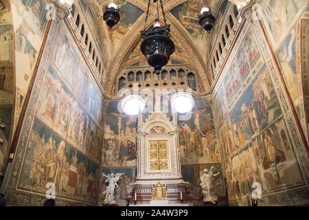 Im Gotischen aedicule-förmige Wohnung auf dem Altar von Cappella Del Corporale (Kapelle des Corporal) der italienischen gotischen Kathedrale Santa Maria Assun Stockfoto