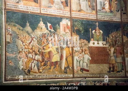 Im Gotischen aedicule-förmige Wohnung auf dem Altar von Cappella Del Corporale (Kapelle des Corporal) der italienischen gotischen Kathedrale Santa Maria Assun Stockfoto