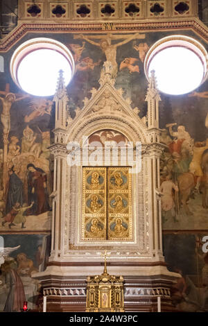 Im Gotischen aedicule-förmige Wohnung auf dem Altar von Cappella Del Corporale (Kapelle des Corporal) der italienischen gotischen Kathedrale Santa Maria Assun Stockfoto