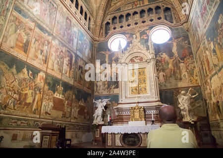 Im Gotischen aedicule-förmige Wohnung auf dem Altar von Cappella Del Corporale (Kapelle des Corporal) der italienischen gotischen Kathedrale Santa Maria Assun Stockfoto