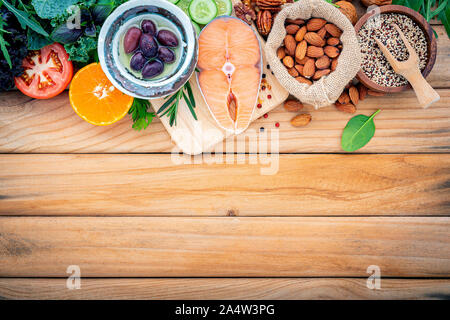 Ketogenic Low Carbs Diät Konzept. Zutaten für die gesunde Nahrungsmittel Auswahl auf weißem Hintergrund. Ausgewogene, gesunde Nahrungsmittel Bestandteile von ungesättigten f Stockfoto