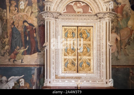 Im Gotischen aedicule-förmige Wohnung auf dem Altar von Cappella Del Corporale (Kapelle des Corporal) der italienischen gotischen Kathedrale Santa Maria Assun Stockfoto