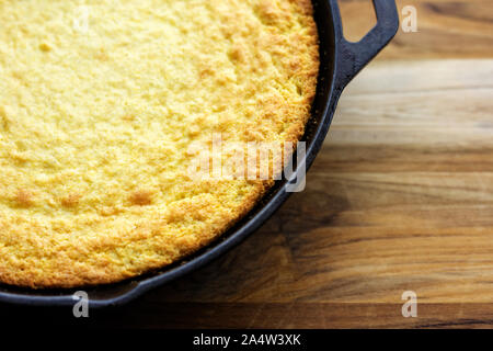 Traditionelle südlichen Maisbrot gebacken in einer gusseisernen Pfanne. Stockfoto