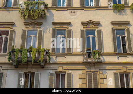 Elegantes Gebäude mit Fensterläden aus Holz, Balkon und Blumen in Blumenkästen umliegende Piazza Carignano in Turin, Italien Stockfoto