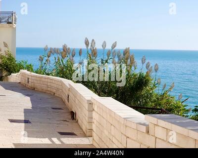 Blick auf die Adriaküste von der Mauer in der Altstadt von Vieste, Gargano-Halbinsel, Italien, Stockfoto