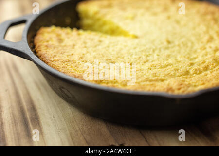 Traditionelle südlichen Maisbrot gebacken in einer gusseisernen Pfanne. Stockfoto