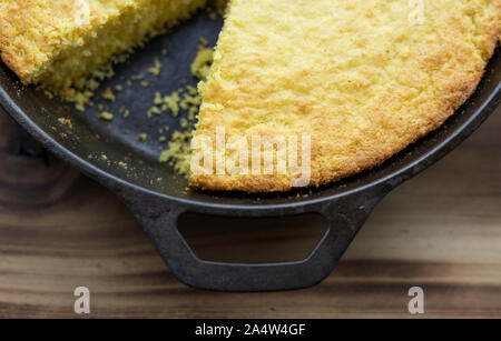 Traditionelle südlichen Maisbrot gebacken in einer gusseisernen Pfanne. Stockfoto